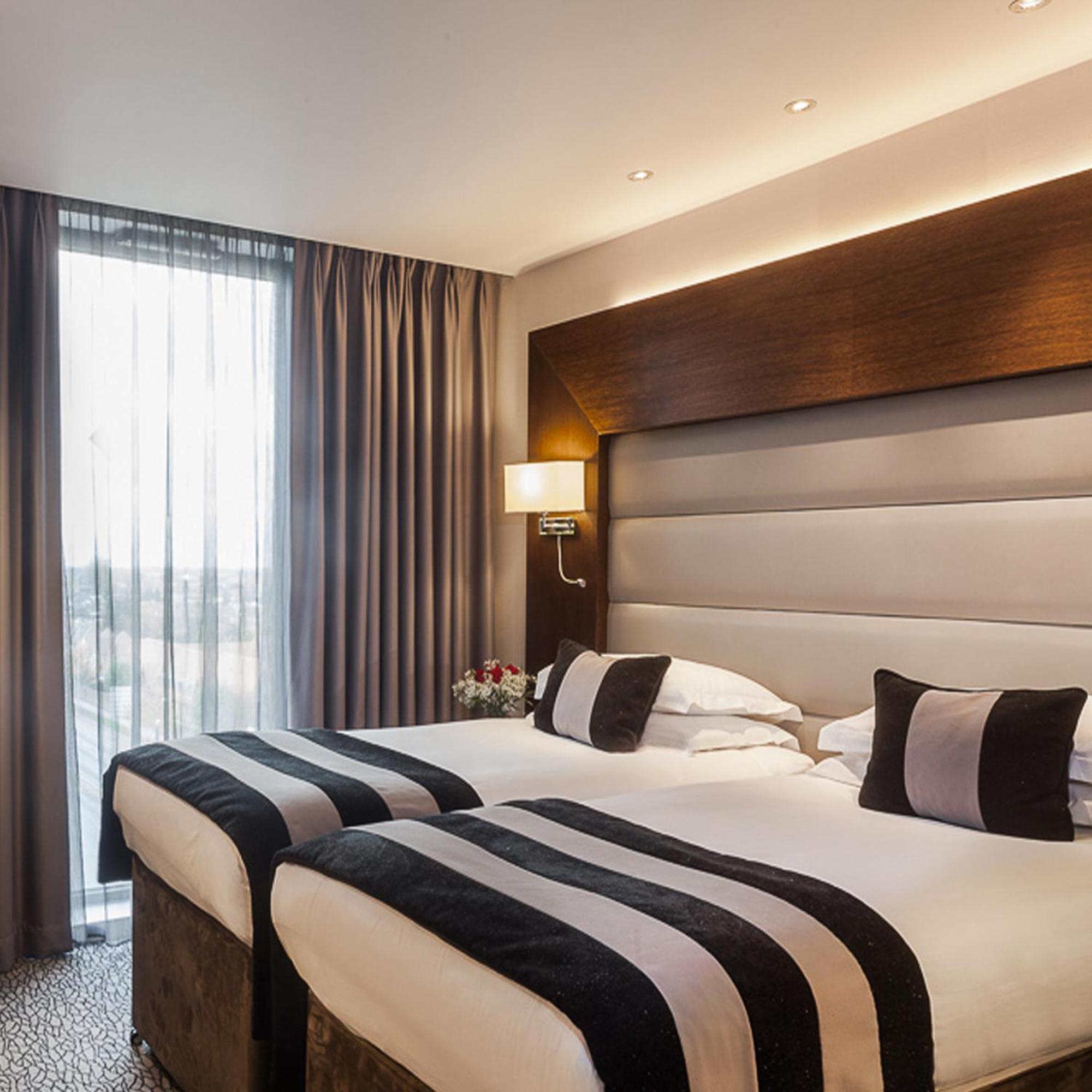 Park Grand Heathrow Hotel Hounslow Exterior photo