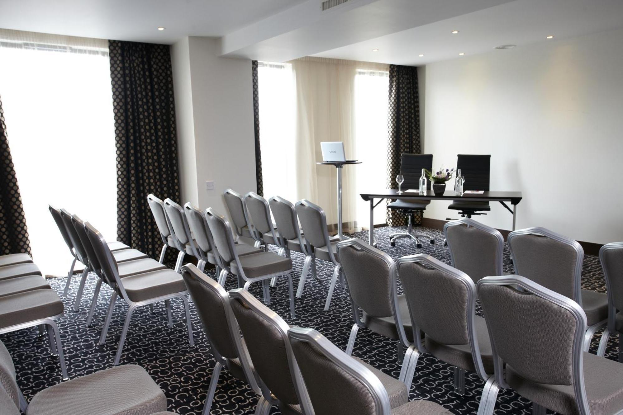 Park Grand Heathrow Hotel Hounslow Exterior photo