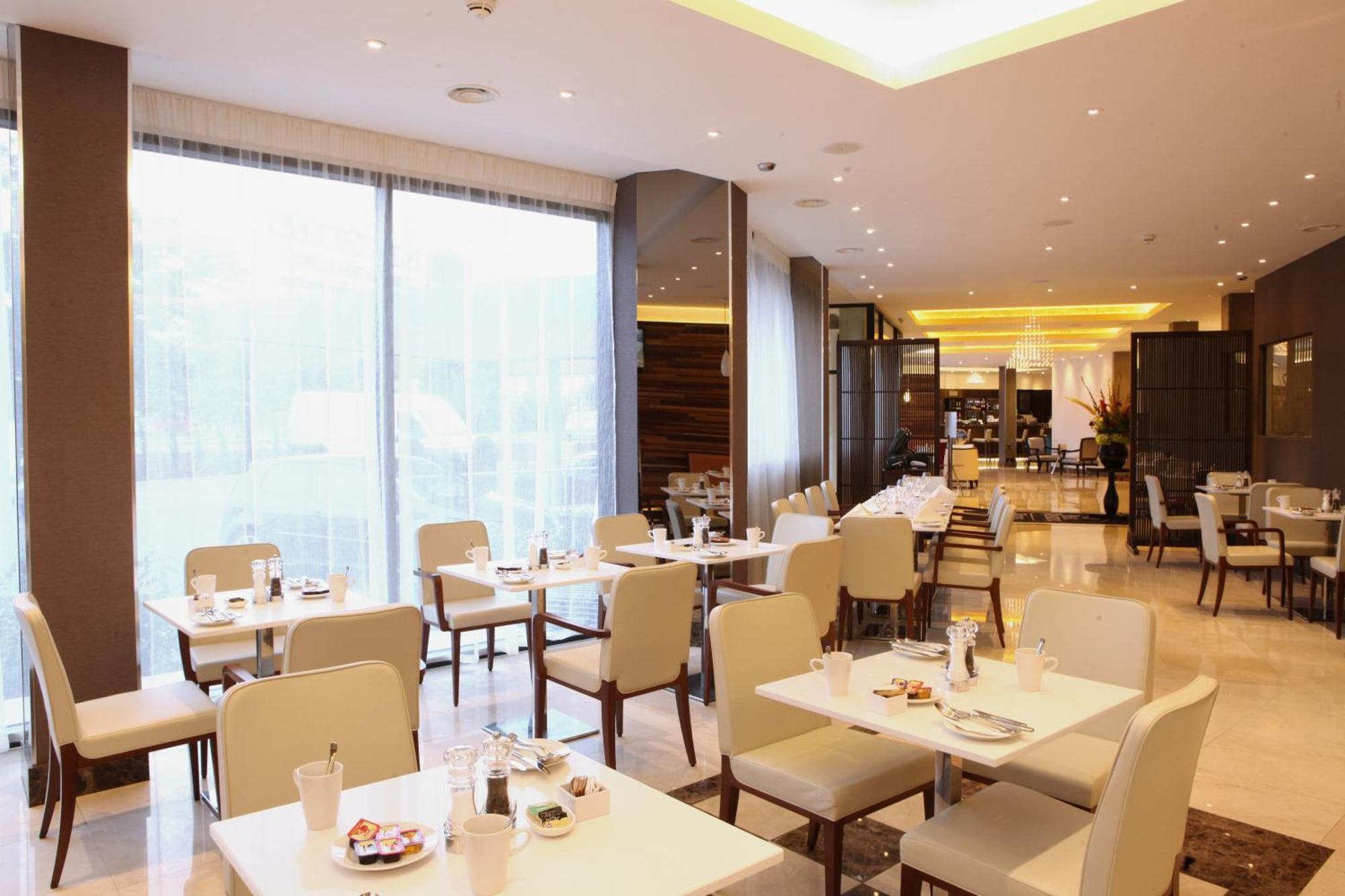 Park Grand Heathrow Hotel Hounslow Exterior photo