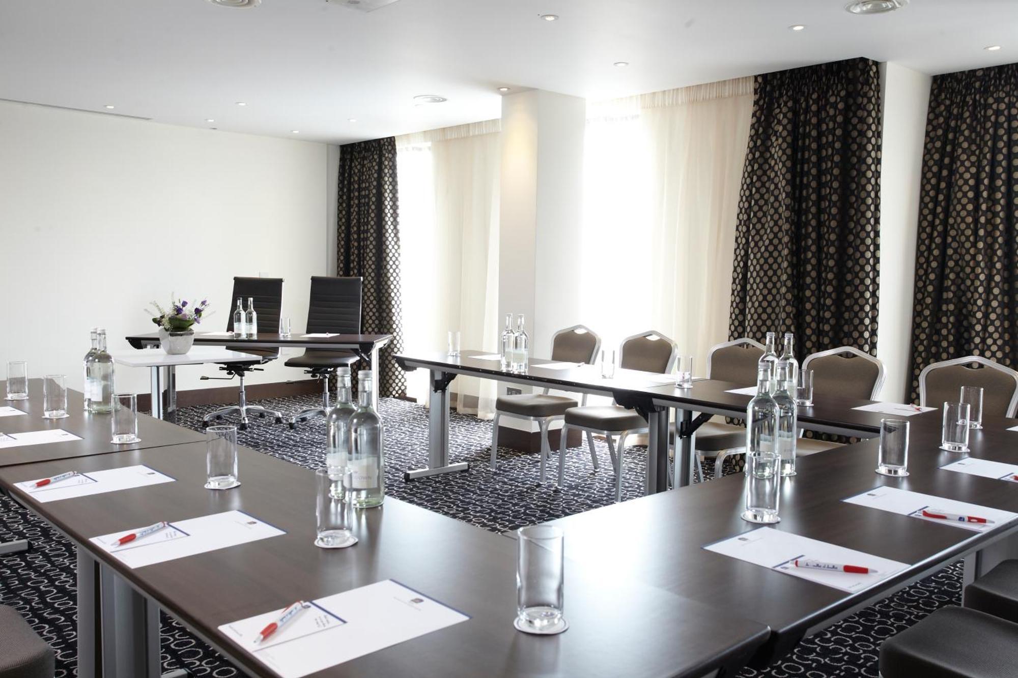 Park Grand Heathrow Hotel Hounslow Exterior photo