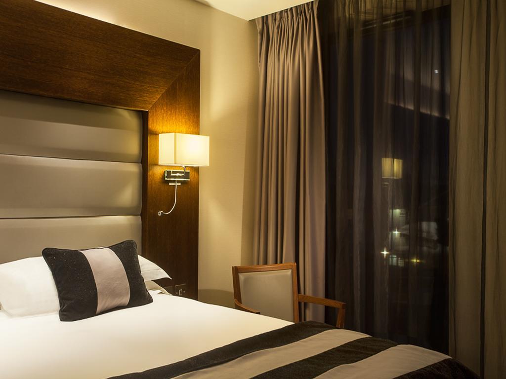 Park Grand Heathrow Hotel Hounslow Exterior photo