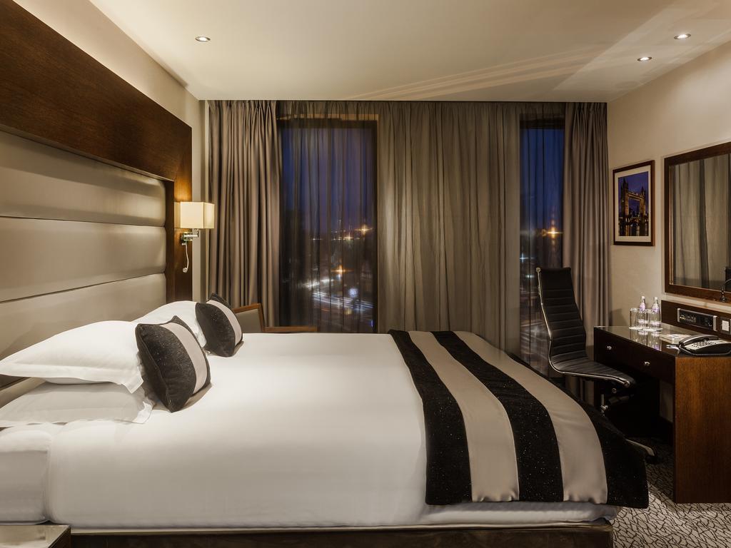 Park Grand Heathrow Hotel Hounslow Exterior photo