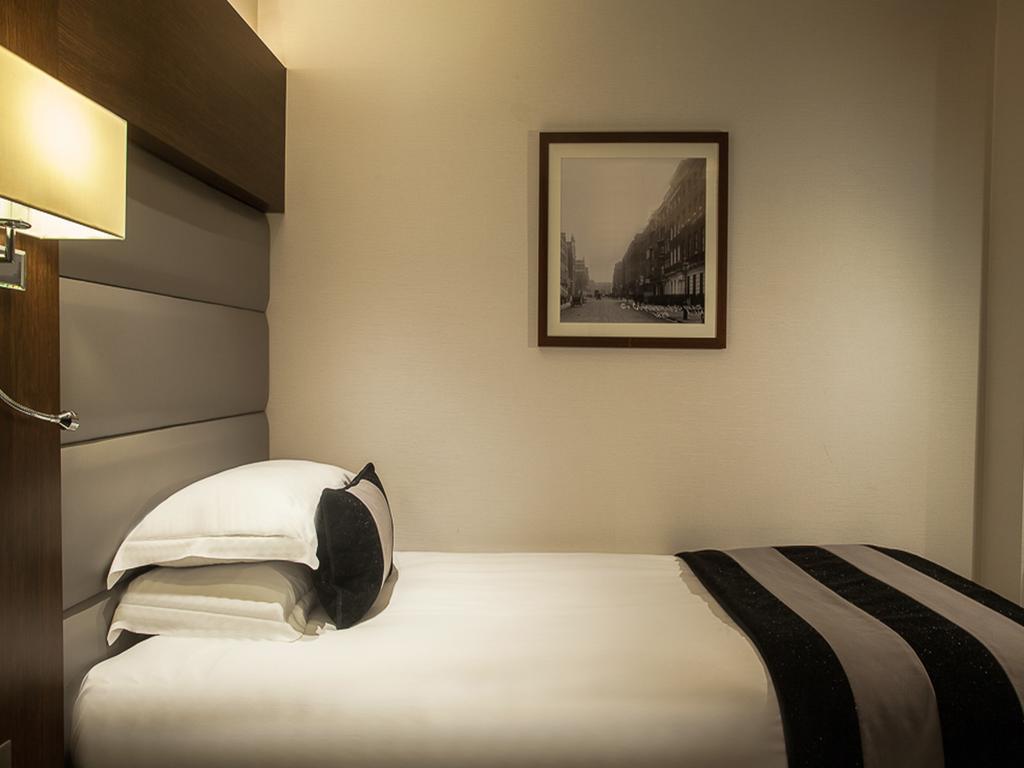 Park Grand Heathrow Hotel Hounslow Exterior photo