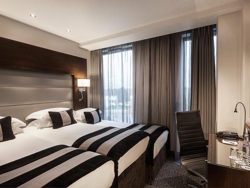 Park Grand Heathrow Hotel Hounslow Exterior photo