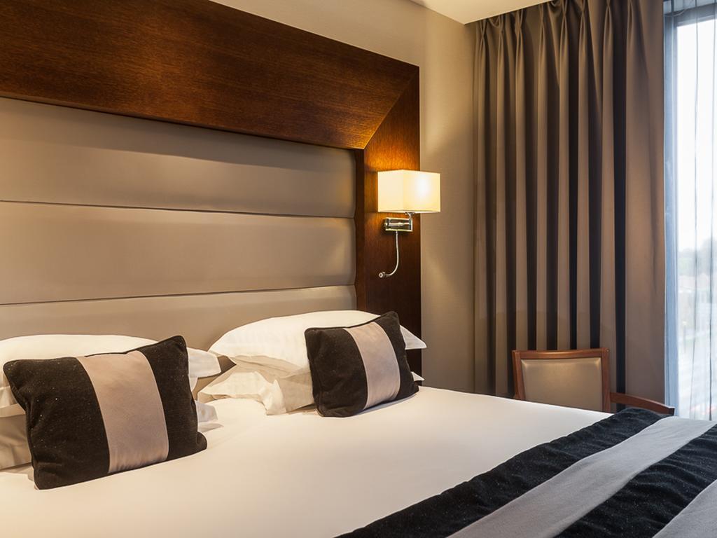 Park Grand Heathrow Hotel Hounslow Exterior photo