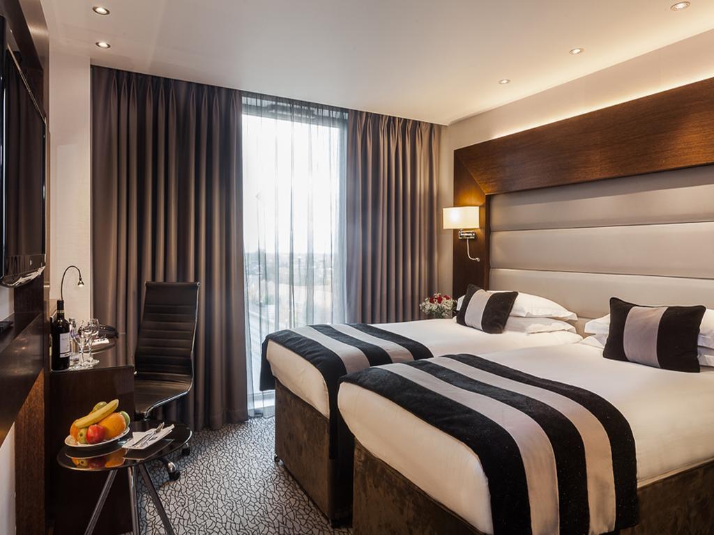Park Grand Heathrow Hotel Hounslow Exterior photo