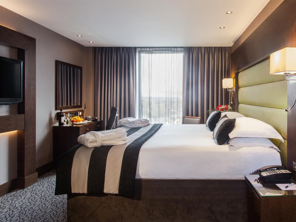 Park Grand Heathrow Hotel Hounslow Exterior photo