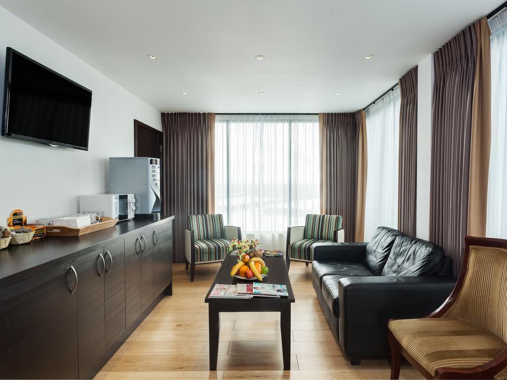 Park Grand Heathrow Hotel Hounslow Exterior photo