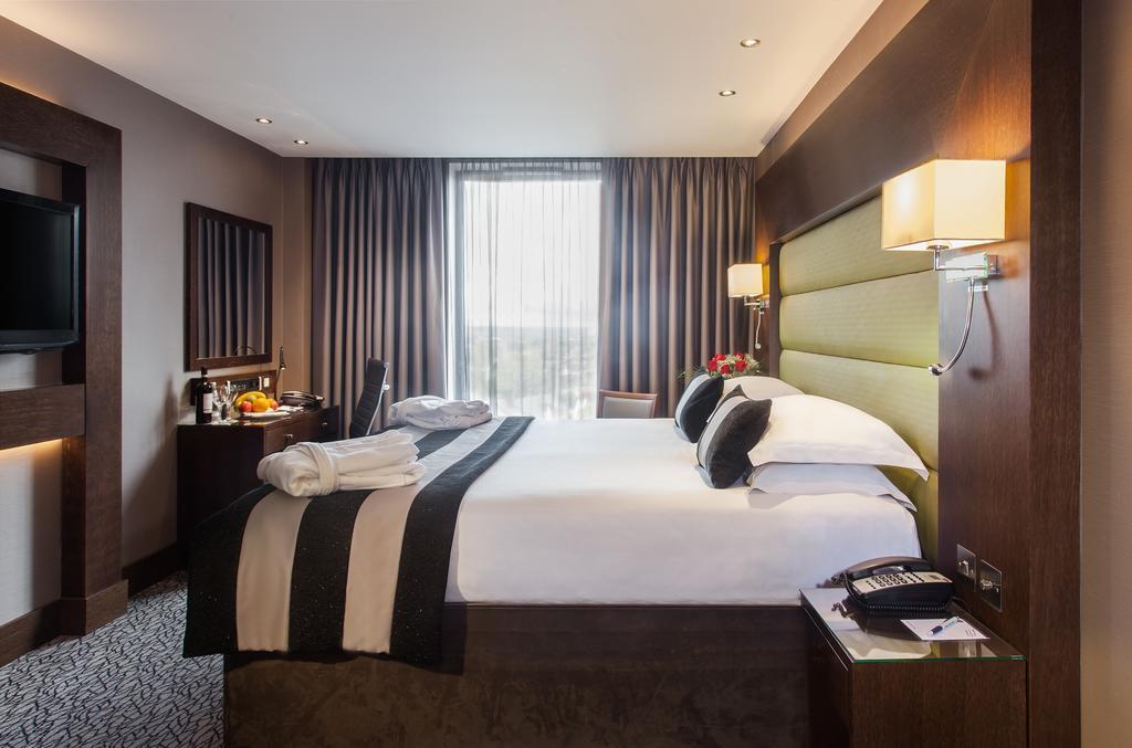 Park Grand Heathrow Hotel Hounslow Exterior photo