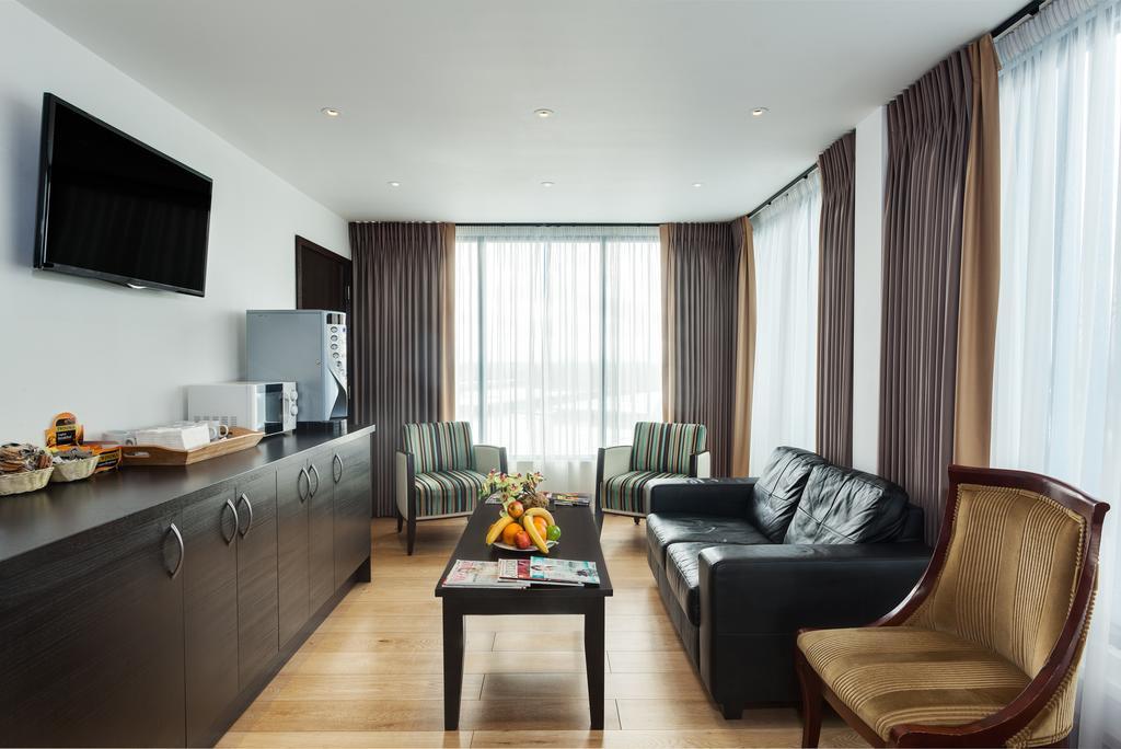 Park Grand Heathrow Hotel Hounslow Exterior photo